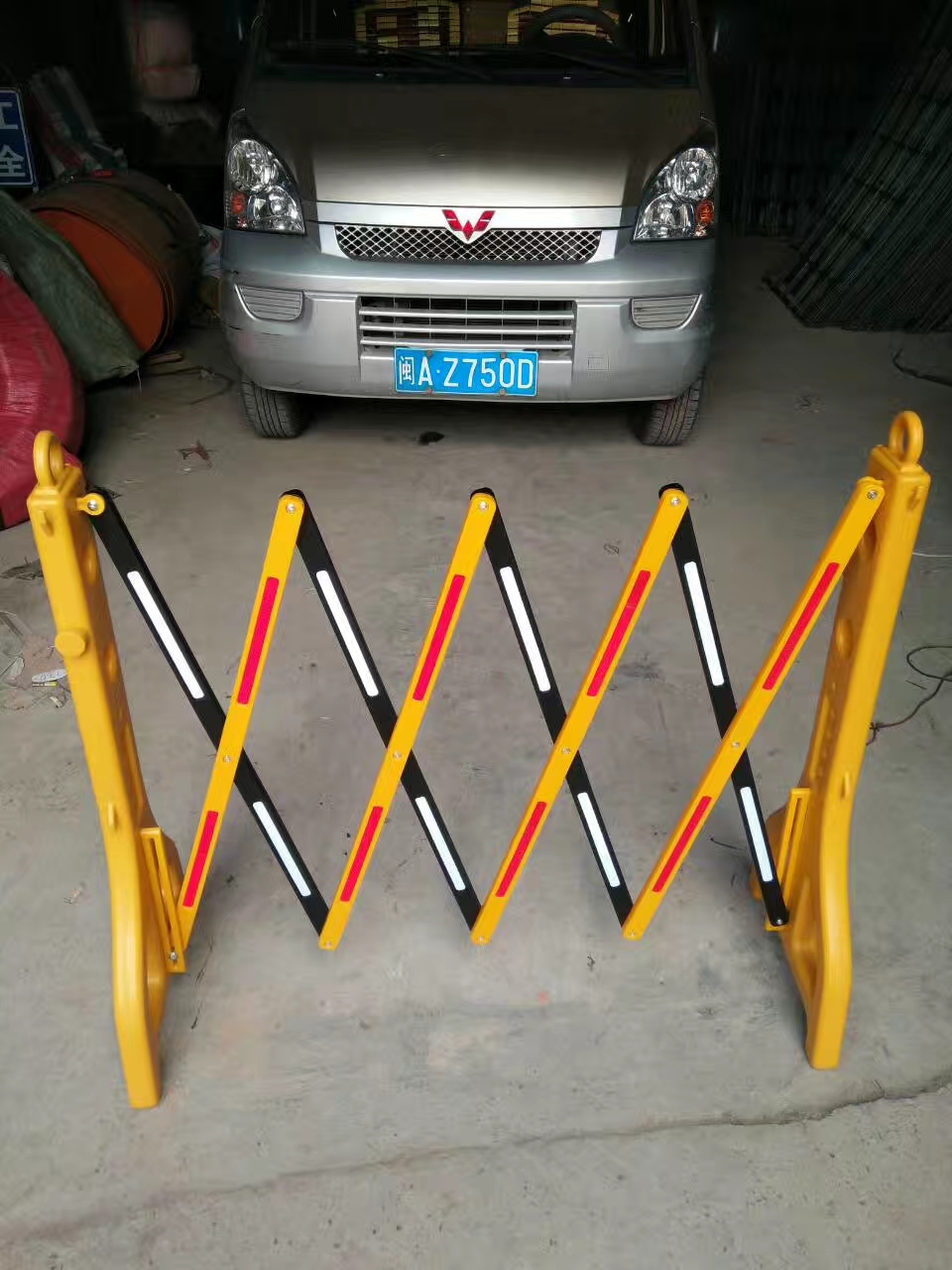 伸縮護欄